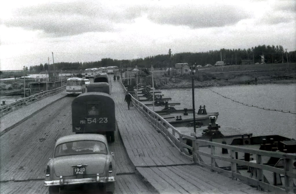 Понтонный мост чрез Оку на автодороге Рязань – Солотча. 1960-е гг.