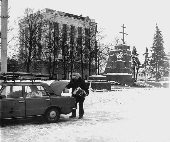 Деревянный крест на постаменте памятника Ленину. 1993 год.